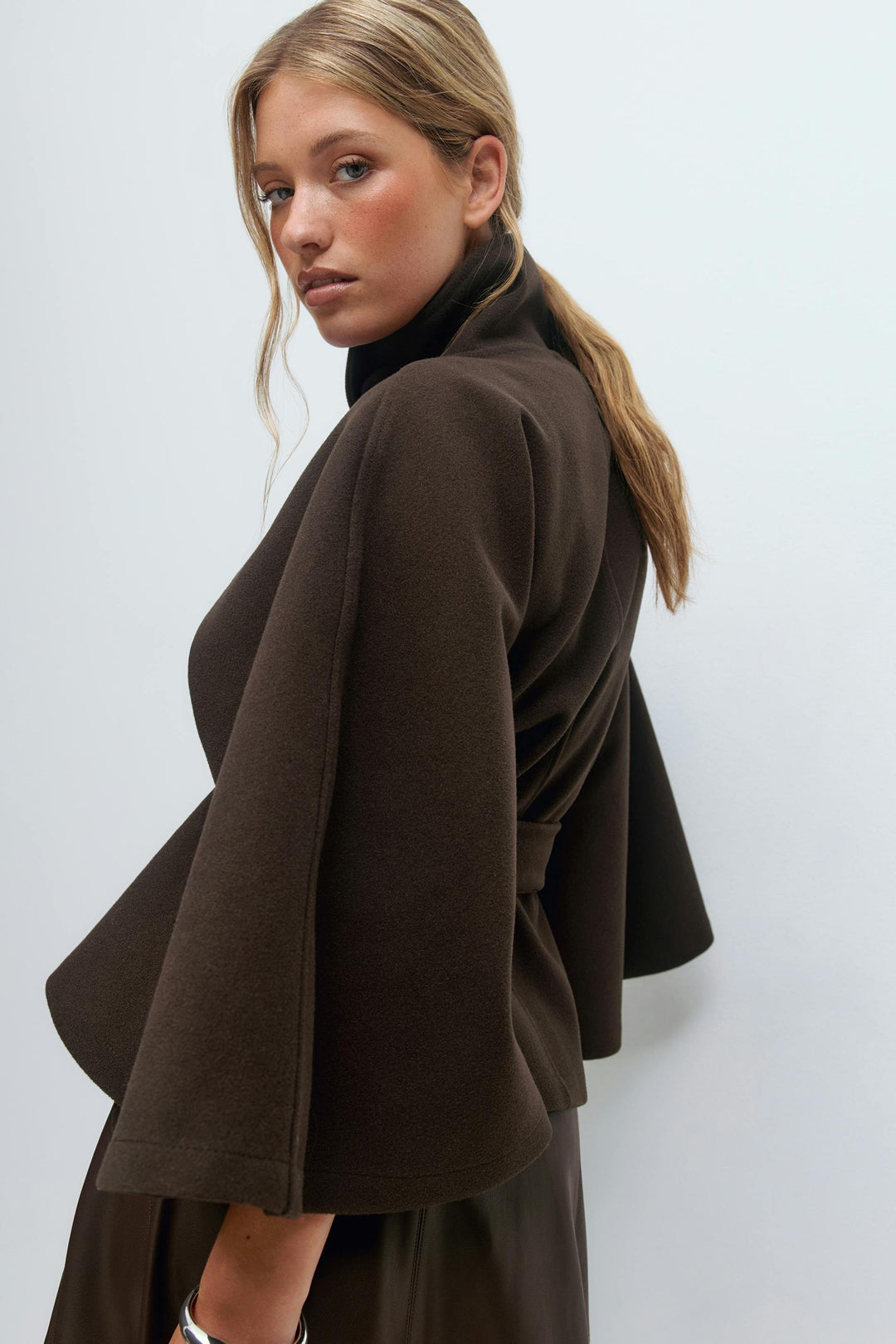 Clémence Cape Veste – Élégante veste ceinturée oversize