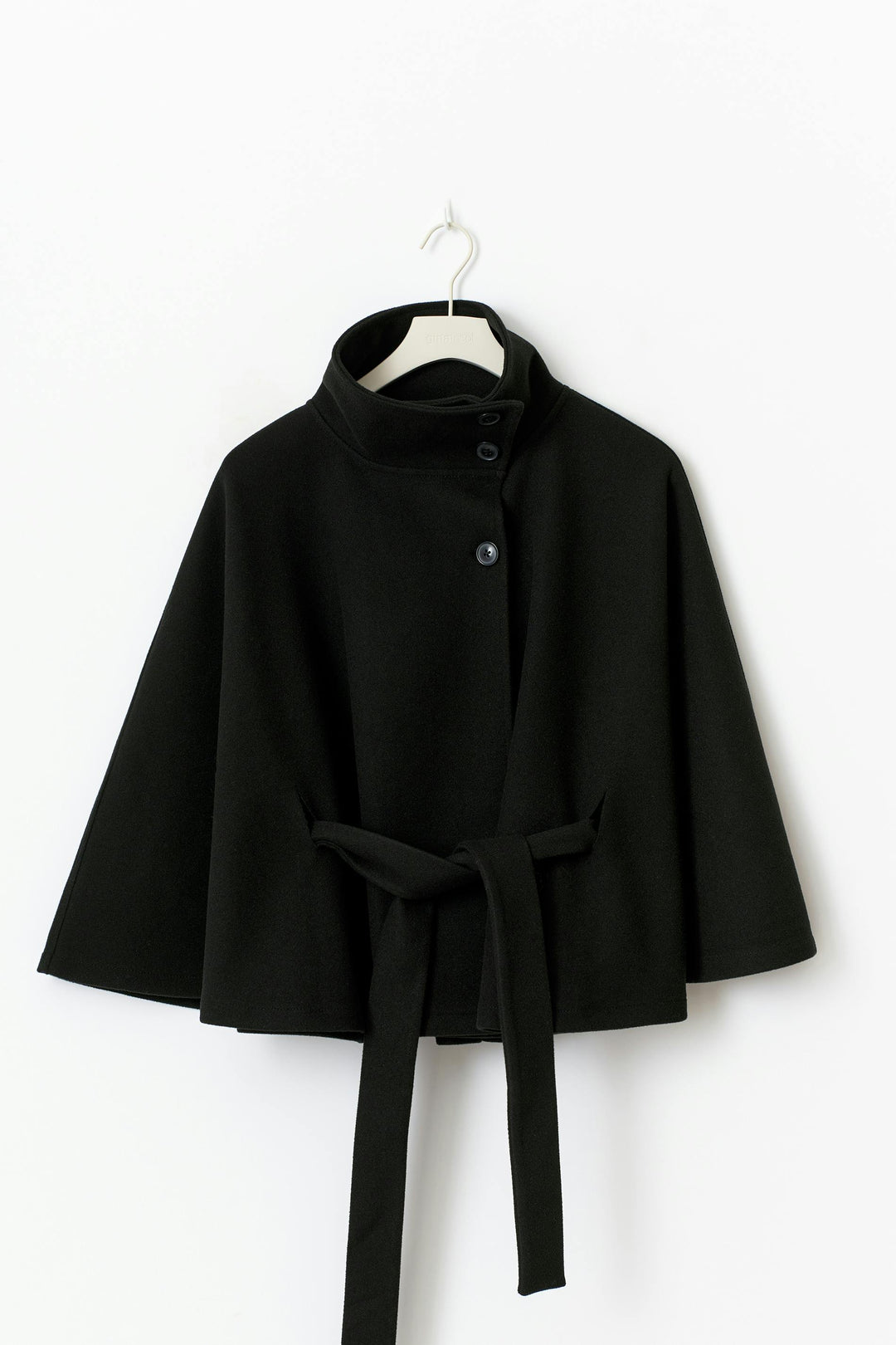 Capucine Cape Veste Noire Élégante Ceinturée Manches Amples Gina Tricot