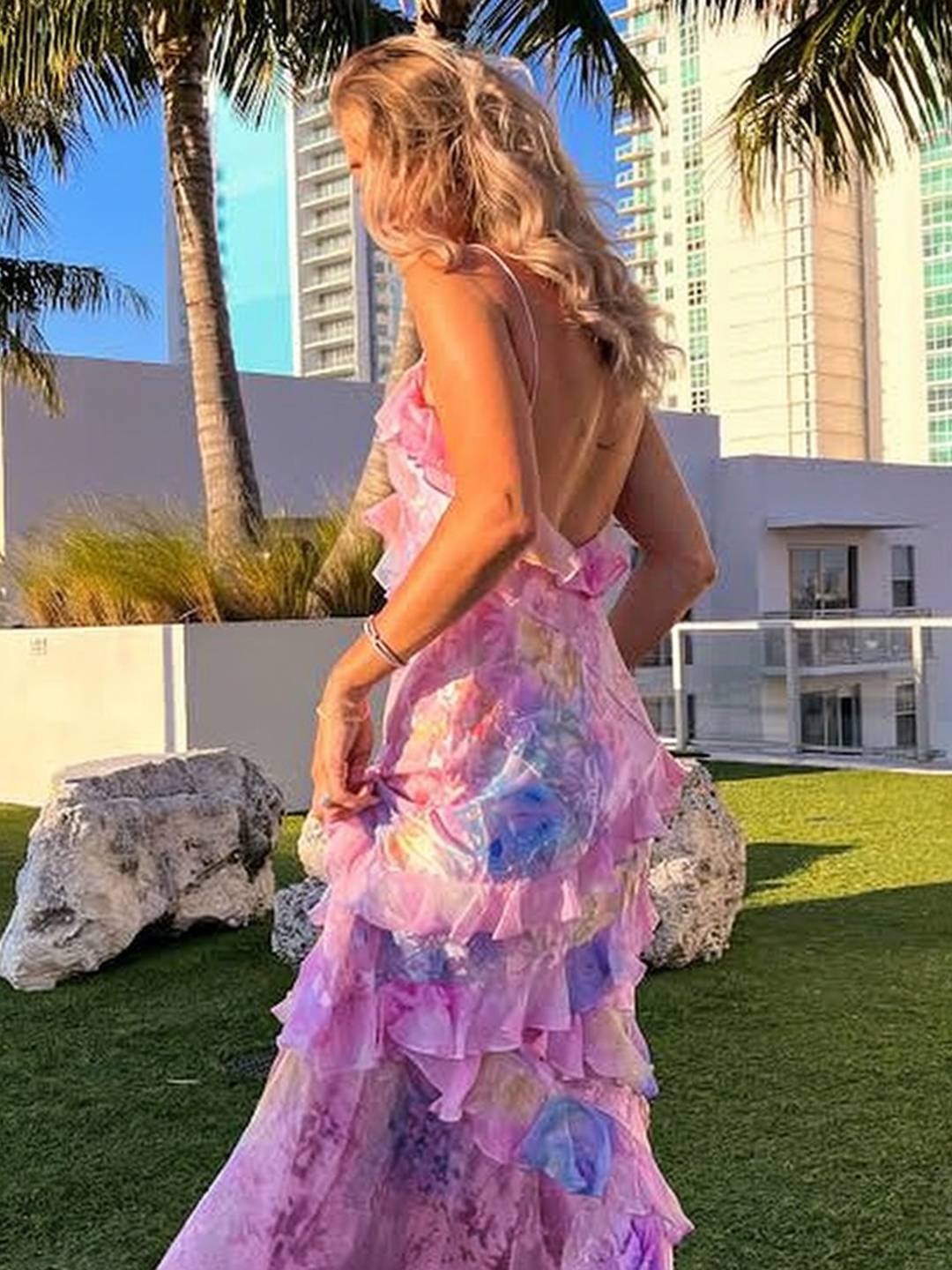 Robe d’été fleurie femme dos nu imprimé floral coupe fluide volantée