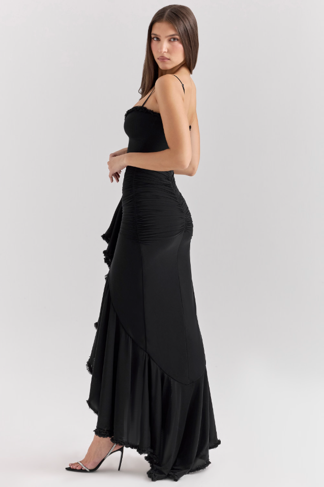 Robe longue élégante femme drapé cascade silhouette enveloppante traîne