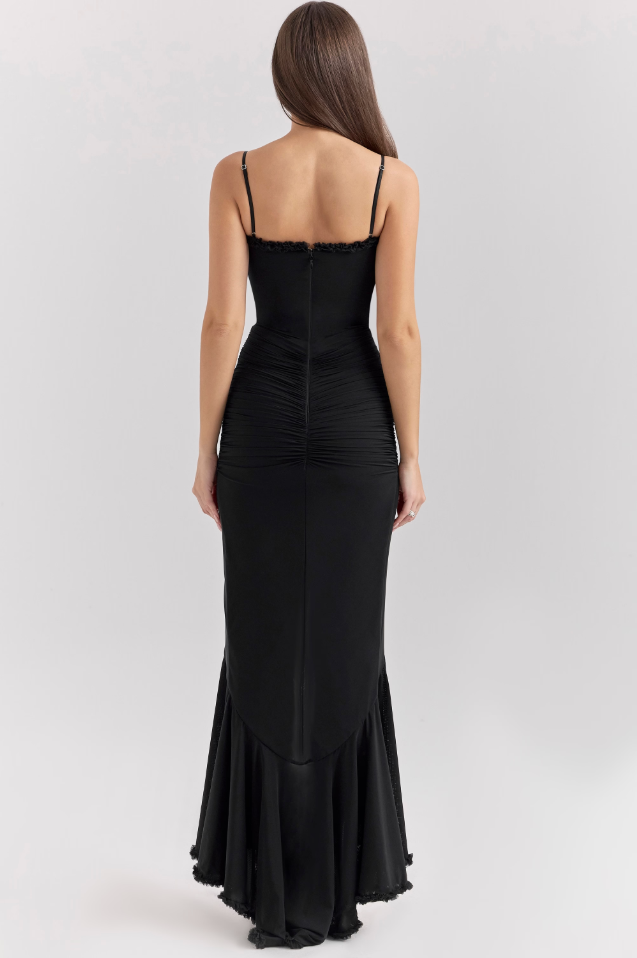 Robe longue élégante femme drapé cascade silhouette enveloppante traîne