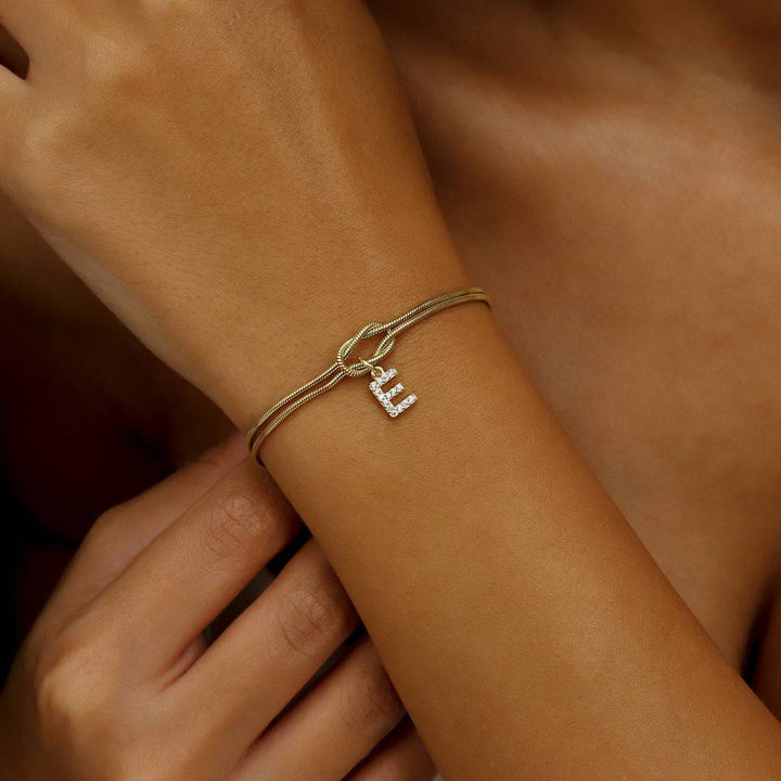 Bracelet initiale nouée – Chic et personnalisé